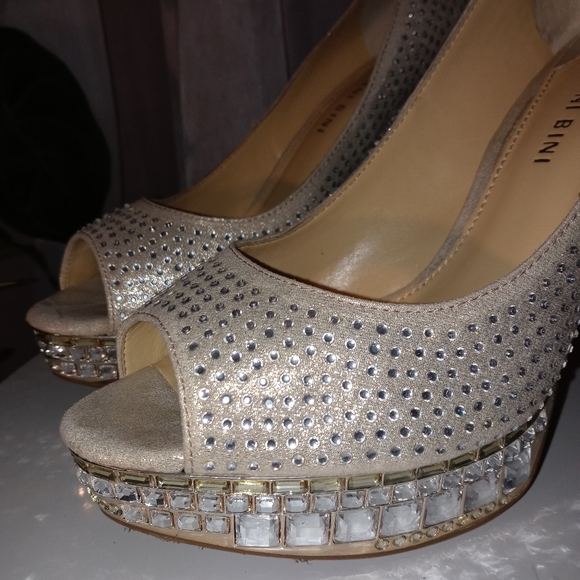 Women's Bejeweled High-heeled Shoes - Picture 4 of 8